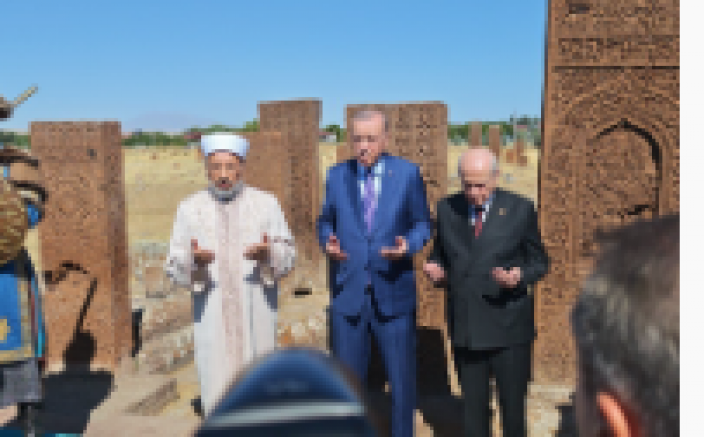 Cumhurbaşkanı Erdoğan Ahlat Selçuklu Kabristanını ziyaret etti