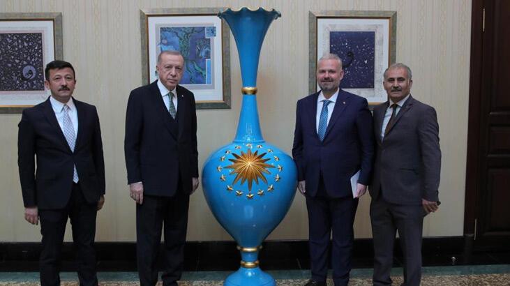 Cumhurbaşkanı Erdoğan çok beğendiği vazodan 50 adet sipariş verdi