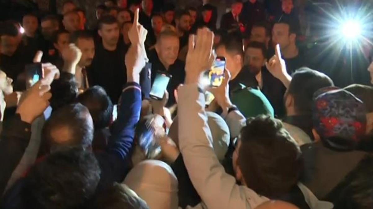 Cumhurbaşkanı Erdoğan, Kısıklı'daki konutundan coşkulu kalabalığın alkışlarıyla çıkış yaptı