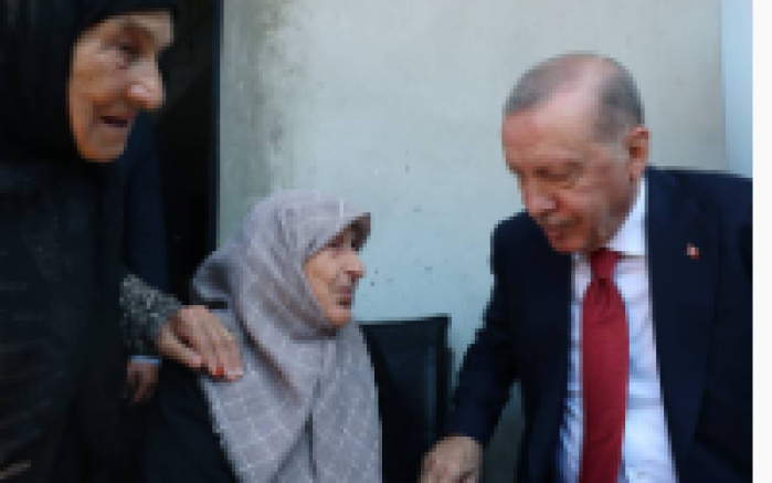 Cumhurbaşkanı Erdoğan Rize’de komşularını ziyaret etti