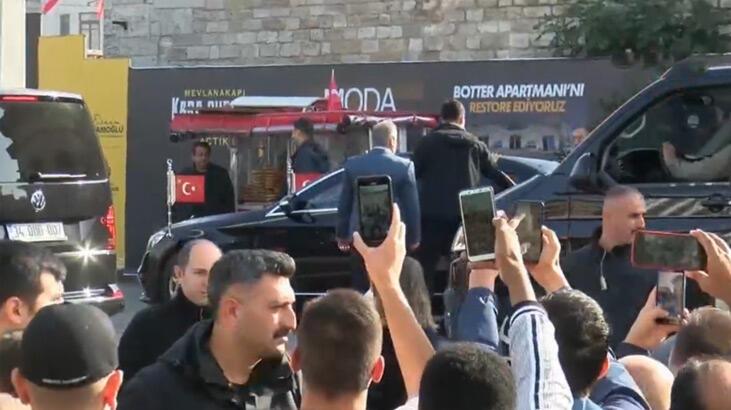 Cumhurbaşkanı Erdoğan, Taksim'de vatandaşlara simit dağıttı