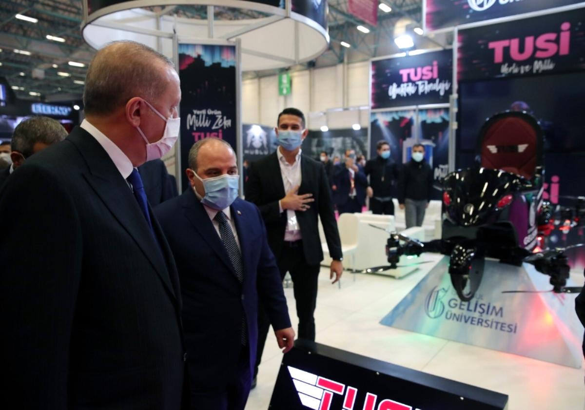 Cumhurbaşkanı Erdoğan, uçan araba TUSİ'yi inceledi