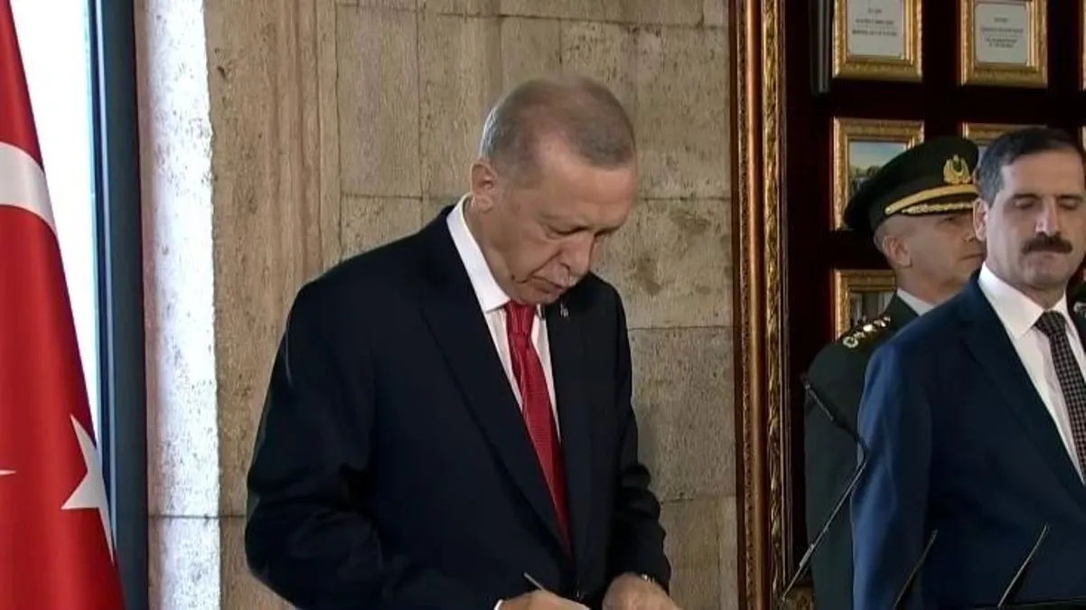 Cumhurbaşkanı Erdoğan, YAŞ üyeleriyle birlikte Anıtkabir'de! İşte anı defterine düştüğü not