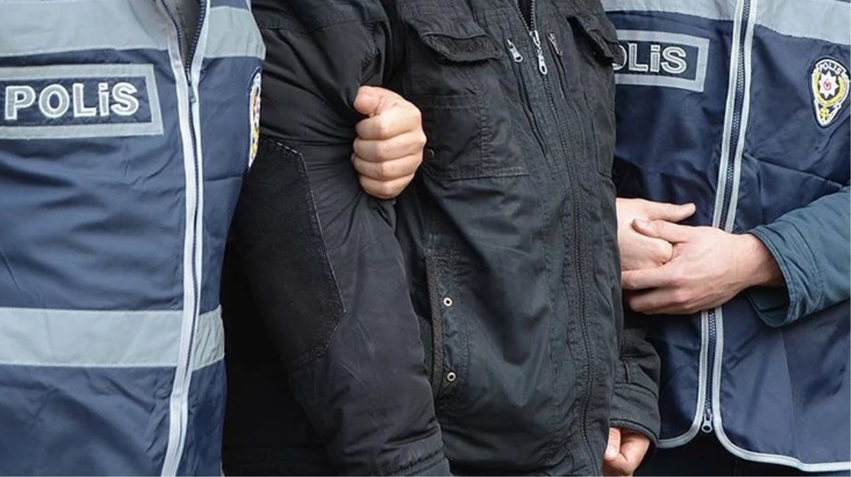 Cumhurbaşkanı Erdoğan'ın afişine bıyık çizip küfürlü ifadeler yazan lise öğrencisi tutuklandı