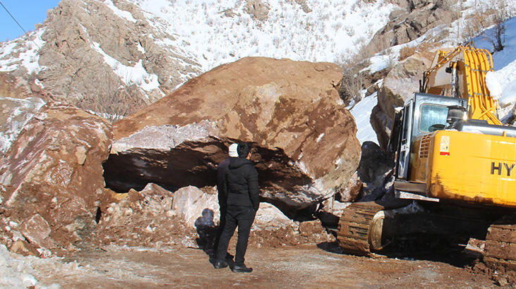 Dağdan kaya parçaları koptu, yol kapandı