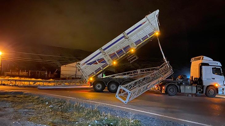 Damperi açık unutulan TIR KGYS direğini devirdi