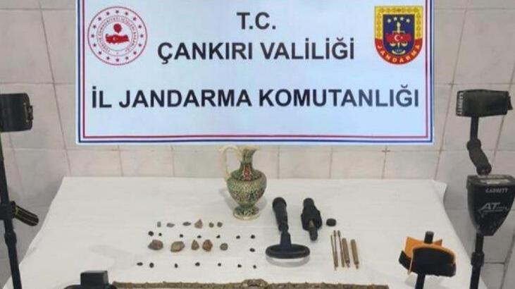Define ararken suçüstü yakalandılar! Evlerinden çıkan şoke etti