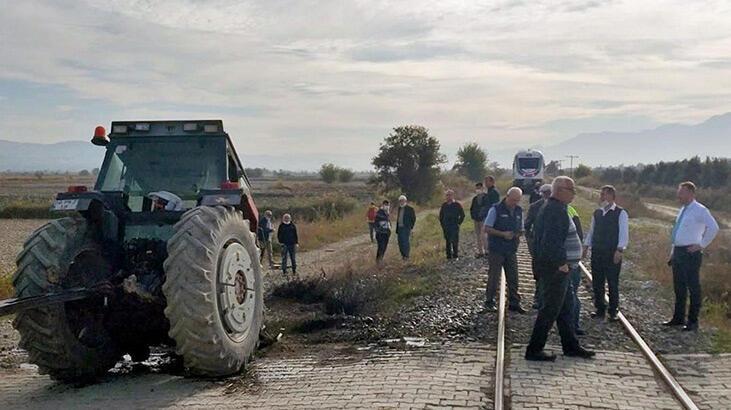 Denizli'de tren hemzemin geçitte traktöre çarptı!