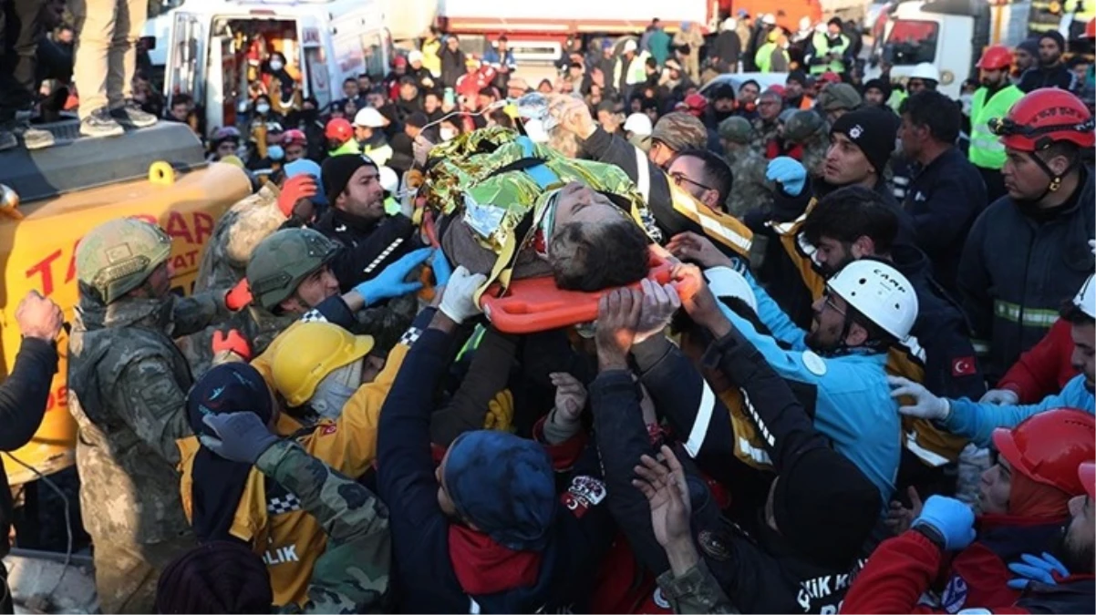 Deprem enkazından 108. saatte çıkarılmışlardı! Tüm aile, küçük kızın tükürüğüyle hayata tutunmuş