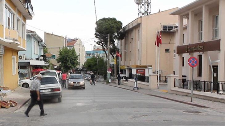 Deprem nedeniyle geceyi dışarıda geçirenler günün ilk ışıklarıyla evlerine döndü