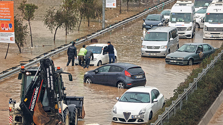 Depremden sonra İzmir’i sel vurdu
