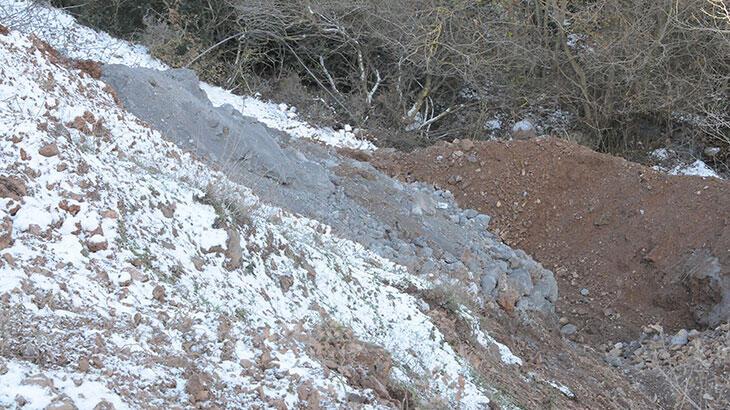 Dereye yatağına kötü koku yayan atık madde döküldü, inceleme başlatıldı