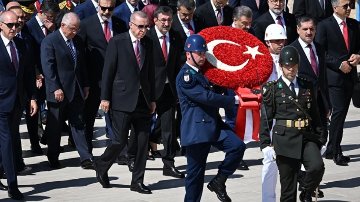 Devlet erkanı Ata'nın huzurunda! Anıtkabir Özel defterini imzalayan Erdoğan'dan 