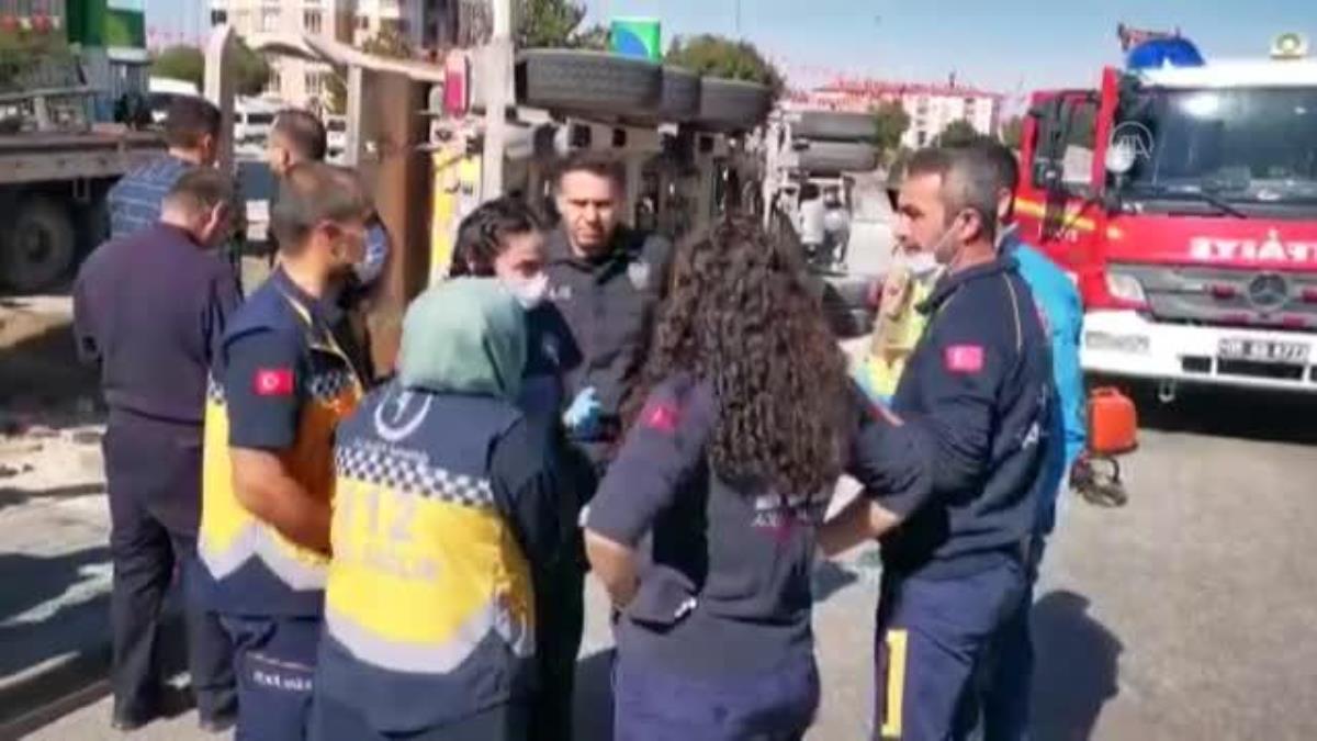 Devrilen kamyonun altında kalan acil tıp teknikeri öldü