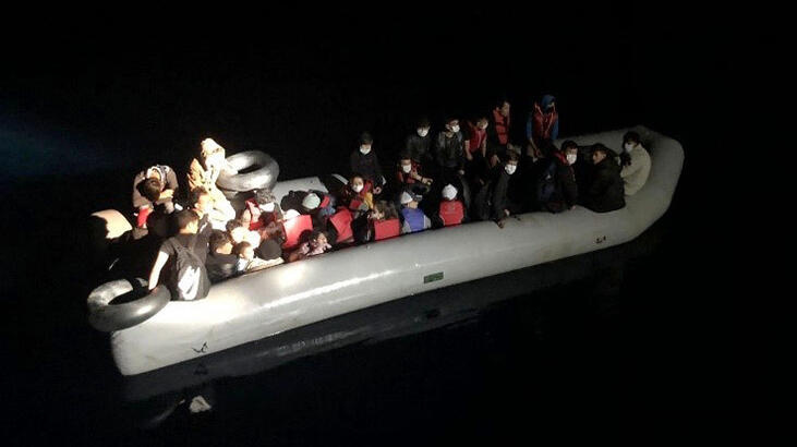 Dikili açıklarında lastik bottaki 31 kaçak göçmen kurtarıldı