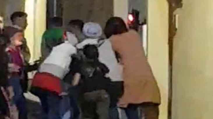 Dilencilerin kavgasında yumruklar havada uçtu!