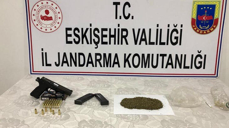 Direğe çarpan araçtan tabanca ve uyuşturucu çıktı!