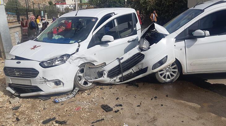 Diyarbakır'da iki araç çarpıştı: 1'i çocuk 4 yaralı