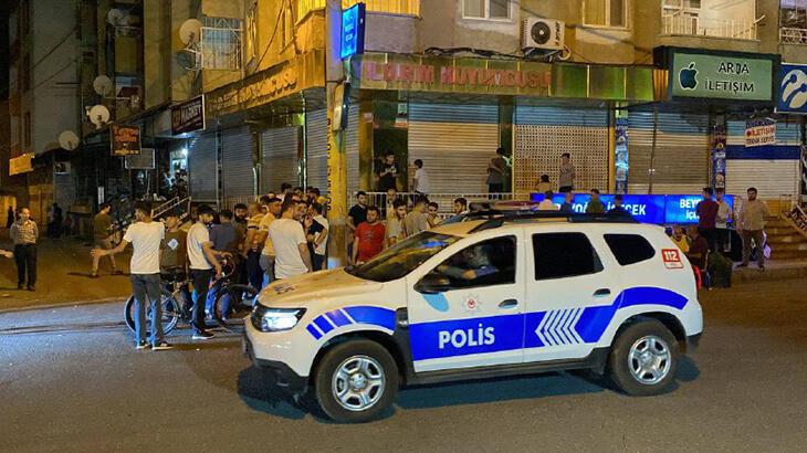 Diyarbakır'da kuyumcuya ulaşamayan müşteriler iş yeri önünde toplandı