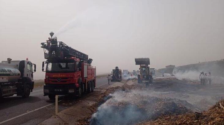 Diyarbakır'da saman yüklü 3 TIR alev alev yandı