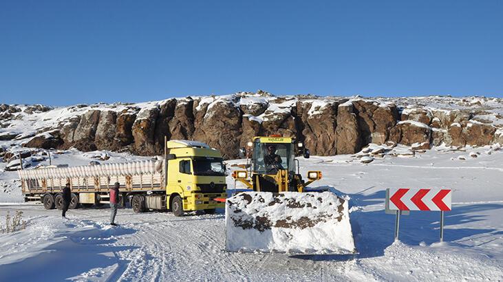 Diyarbakır'dan saman getiren TIR, Kars'ın karlı yolunda rampada kaldı