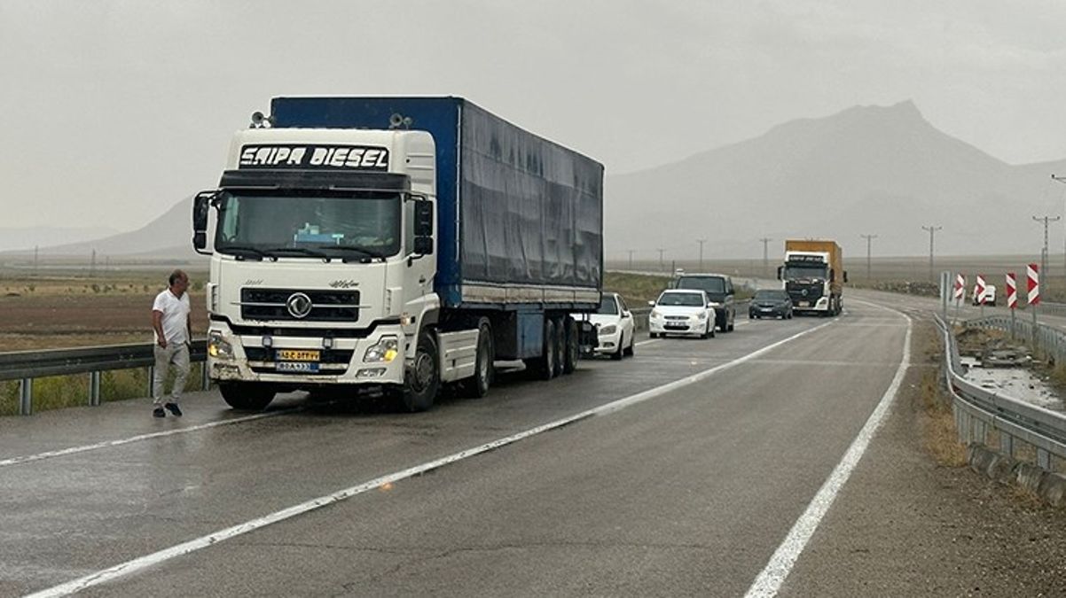 Doğubayazıt'ı sel vurdu! Türkiye-İran kara yolu saatler sonra ulaşıma açıldı