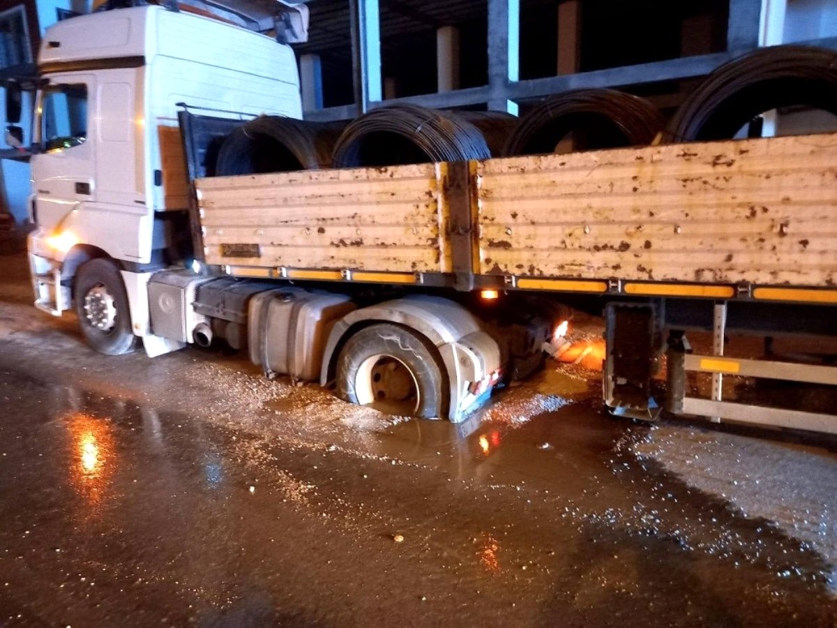 Dörtyol'da demir yüklü tır çöken yola saplandı