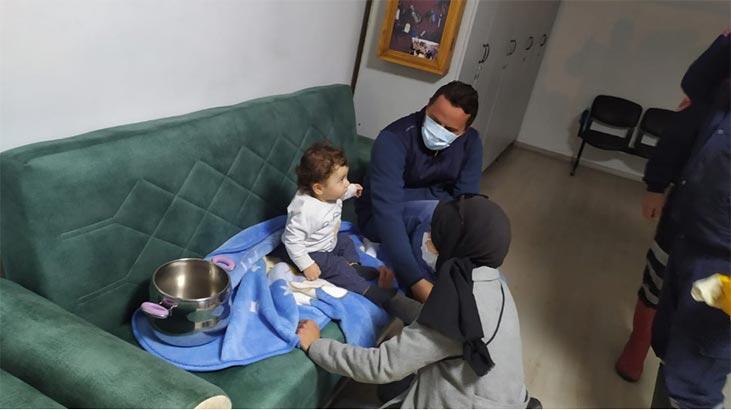 Düdüklü tencereye sıkışan bebeği itfaiye kurtardı
