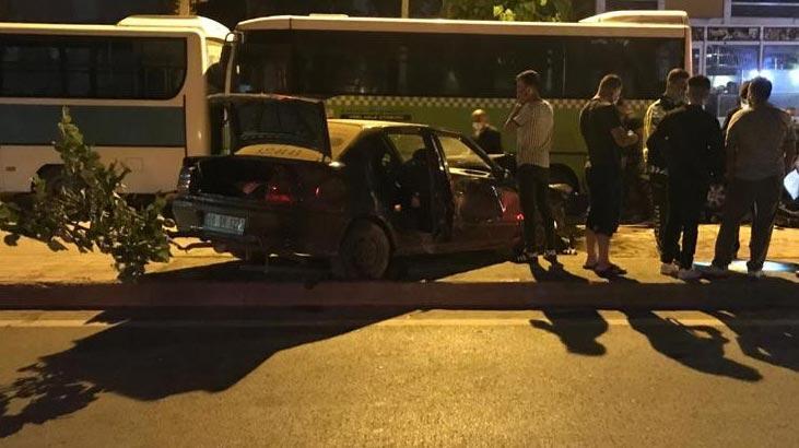 Düğün konvoyundaki otomobil park halindeki 3 araca çarptı