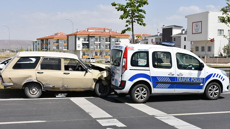 Dur ihtarına uymadı, otomobiliyle polis aracına çarptı!