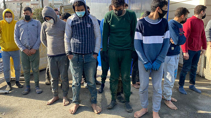 Durdurulan minibüsten 18 göçmen çıktı