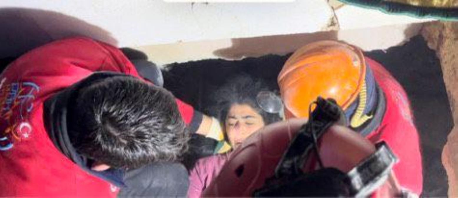 Dursunbey ekibi, Hatay'da 2 kişiyi enkazdan sağ çıkardı