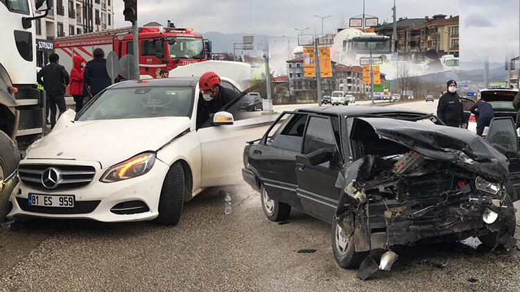 Düzce'de zincirleme kaza! 3 araç birbirine girdi