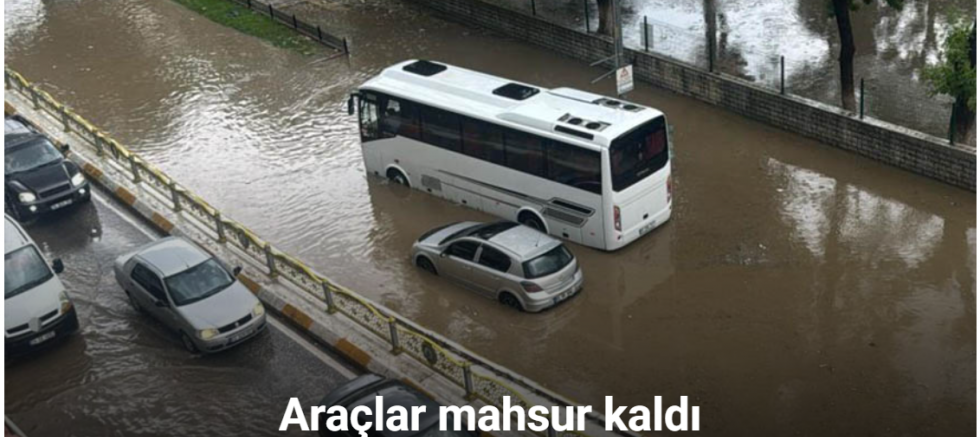 Edirne’de yollar göle döndü: Araçlar mahsur kaldı