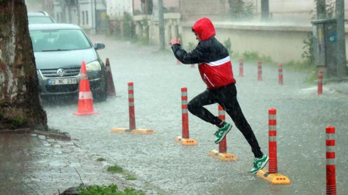 Edirne'de 30 dakika süren sağanak, vatandaşları zorladı