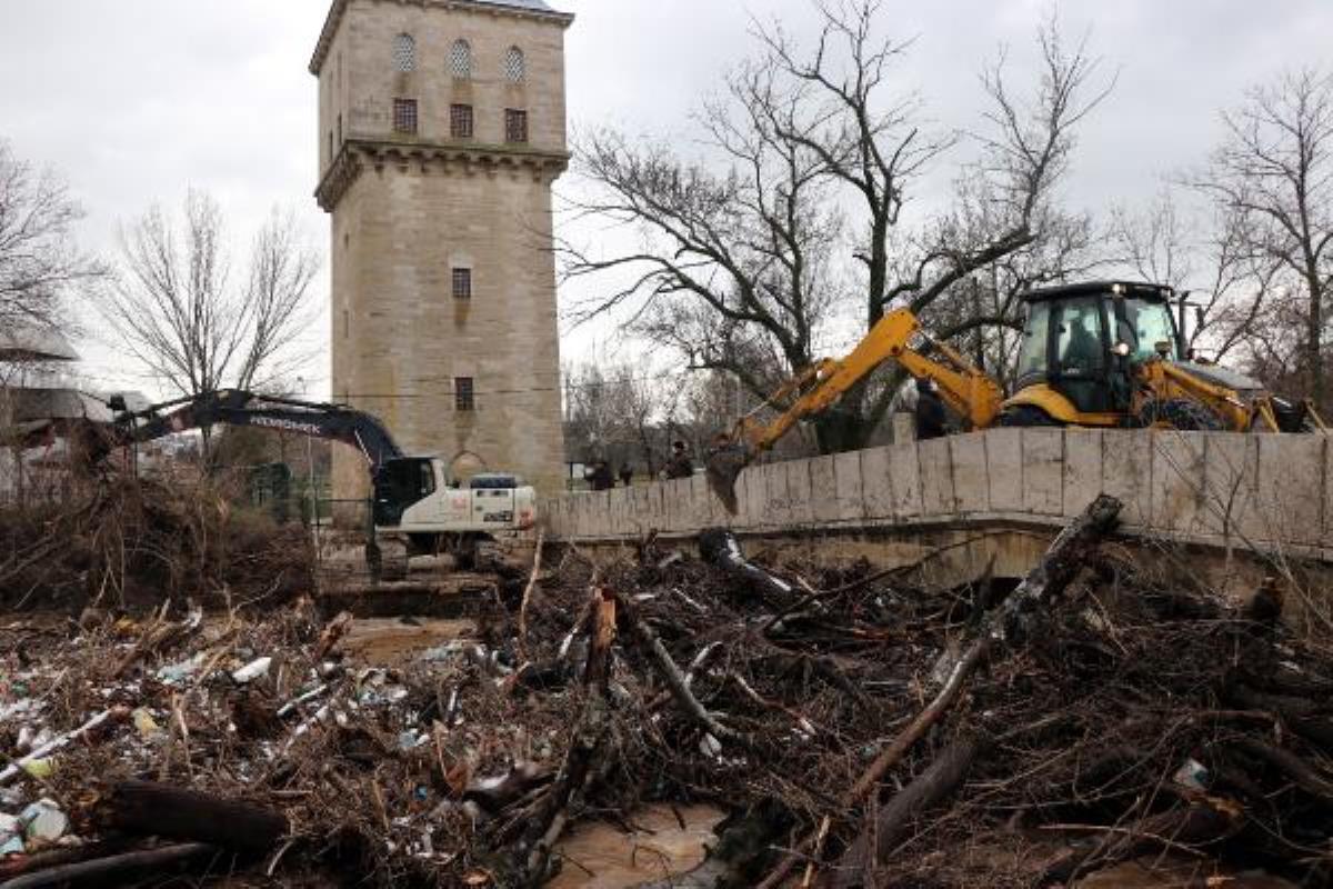 Edirne'de Fatih Köprüsü'nü eriyen kar suları tehdit ediyor(2)