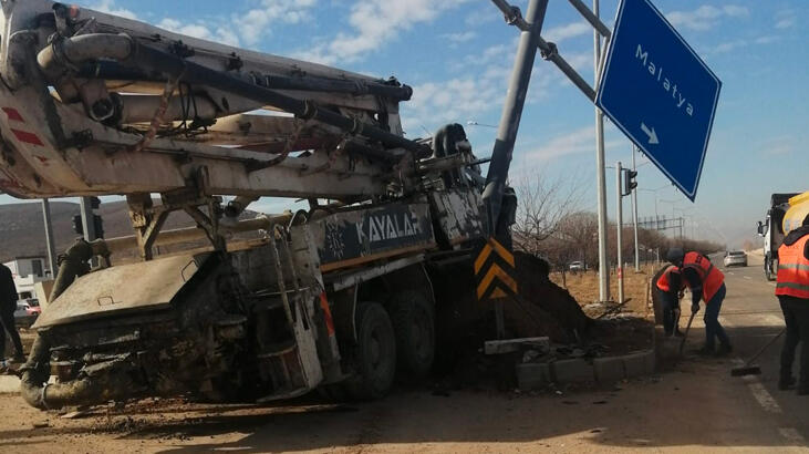 Elazığ'da kamyon otomobile çarptı: 4 yaralı