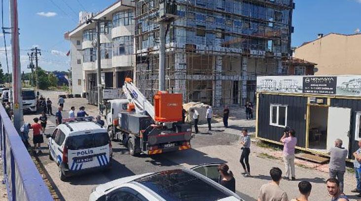 Elektrik akımına kapılan inşaat işçisi, 4'üncü kattan düşüp öldü