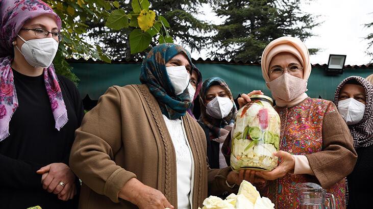 Emine Erdoğan, Çubuk'ta kadınlarla turşu kurdu