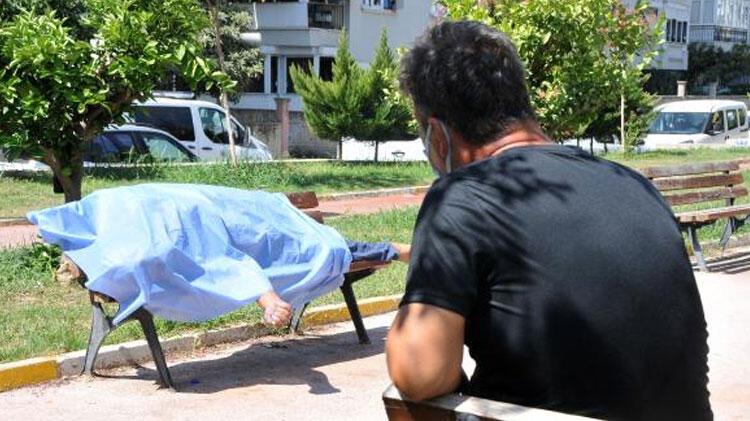 En acı an! Bir bankta kendisi bir bankta babası