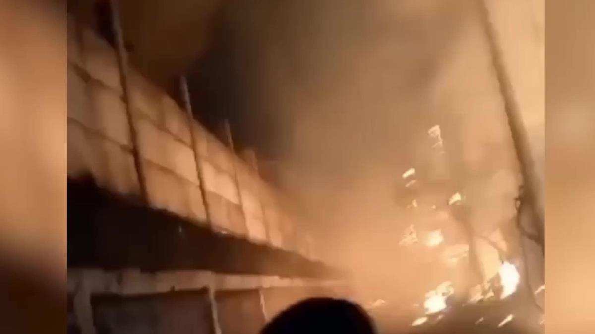 Endonezya'da Yakıt Deposunda Yangın: 17 Ölü, Çok Sayıda Yaralı