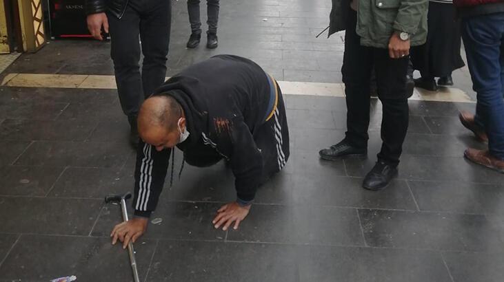 Engelli gibi davranan dilenci, zabıtayı görünce ayağa kalktı