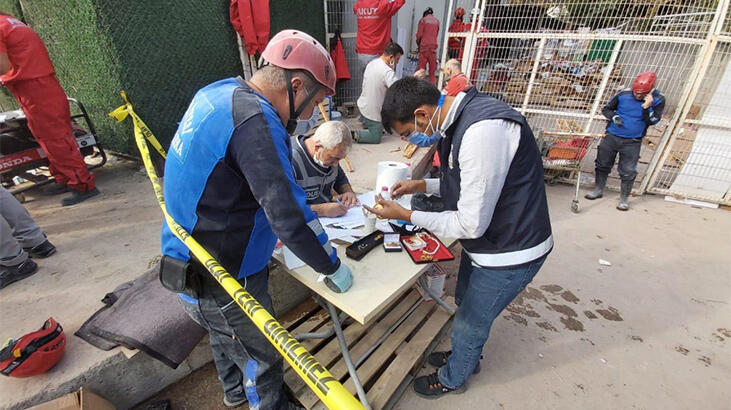 Enkazdan çıkardı hemen polise teslim etti