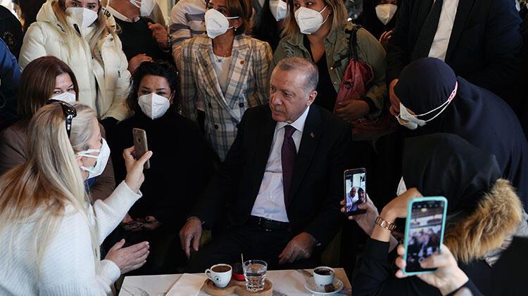 Erdoğan, Üsküdar'da bir kafeyi ziyaret etti