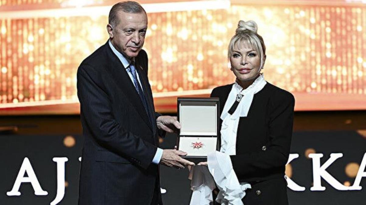 Erdoğan'dan Ajda'ya jest! Şarkılarında geçen sözler üzerinden tebrik edip, ödülünü verdi