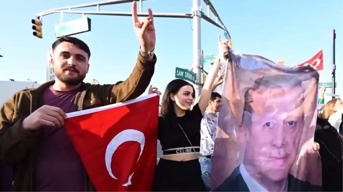 Erdoğan'ın seçim zaferi ABD'de coşkuyla kutlandı! Bayrak ve posterlerle sokaklara döküldüler