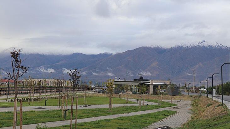 Erzincan ve Ardahan'ın zirvelerine mevsimin ilk karı düştü