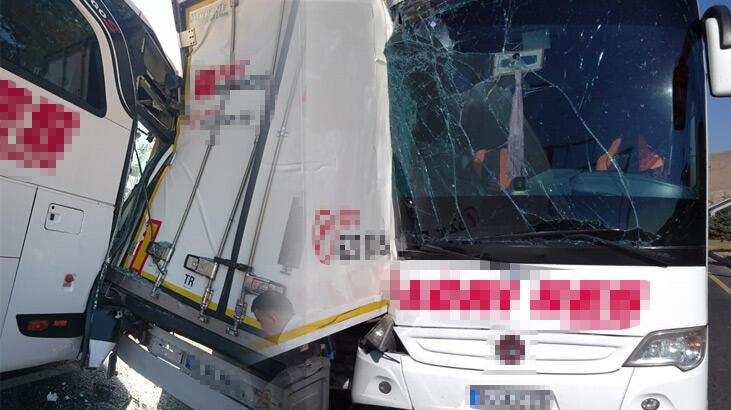 Erzincan'da yolcu otobüsü TIR'a çarptı: 26 yaralı
