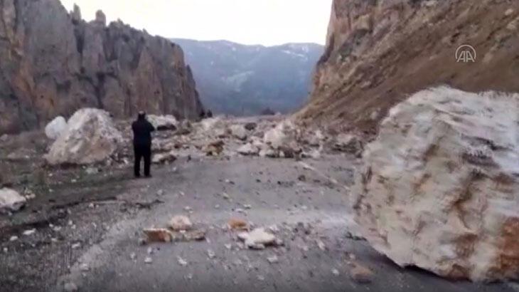 Erzurum'da deprem sonrası heyelan! Karayolu ulaşıma kapandı