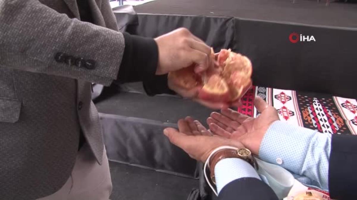 Esenler'deki festivalde vatandaşlara 5 ton çiğ köfte, 15 ton nar ve 1 ton badem ikram edildi